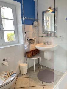 Bilik mandi di Ferienhaus Lee in Bobeck