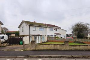 a white house with a brick fence in front of it at Cozyhome-3Br-5Guest#netflix#parking#garden in Nottingham