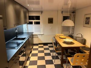eine Küche mit Tisch und Esszimmer in der Unterkunft Haus Maxi in Stolberg i. Harz