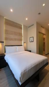 a bedroom with a large white bed in a room at 39 Studios in London +44 photos