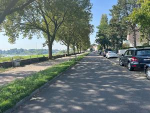 a street with cars parked on the side of the road at Wohnung mit Balkon am Rhein in Düsseldorf