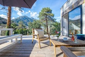 Cảnh núi rừng hoặc tầm nhìn ra núi từ biệt thự