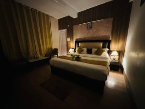 pokój hotelowy z dużym łóżkiem w pokoju w obiekcie Hotel Nobo Nest w mieście Dalhousie