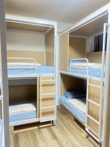 Una cama o camas en una habitación de JC home 刘 先 生