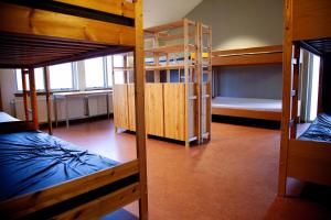 Llit o llits en una habitació de Lava Hostel