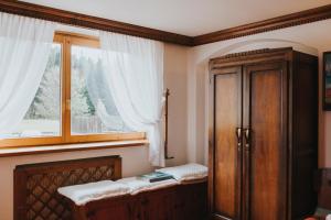 a room with a window and a bench with a book at Casa Aurine di Zaccaria in Frassenè +43 photos