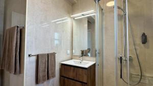 ein Badezimmer mit Waschbecken und Dusche in der Unterkunft Jardim da Oura 2 by Check-in Portugal in Albufeira + 28 Fotos