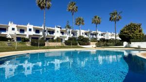 ein großes Schwimmbad vor einem Gebäude in der Unterkunft Jardim da Oura 2 by Check-in Portugal in Albufeira