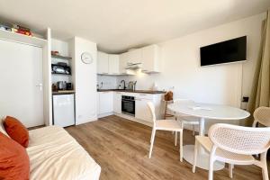 Kuchyň nebo kuchyňský kout v ubytování Lovely T2 - Terrasse & jardin - 50m des plages + 16 fotografií