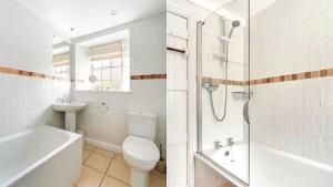 un bagno con wc, doccia e lavandino di Pavement Cottage ad Ambleside Altre 14 foto