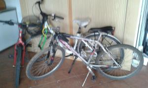 dos bicicletas estacionadas una al lado de la otra en una habitación en Su Furriadroxu Tuerredda, en Teulada