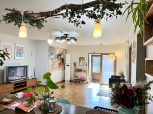 Μια τηλεόραση ή/και κέντρο ψυχαγωγίας στο Fun Guesthouse Adjacent to Seongsan Ilchulbong