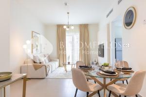 Χώρος καθιστικού στο Bloomfields Stylish 2Br Maid Noya Viva