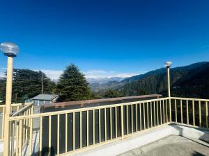 balkon z widokiem na góry w obiekcie Hotel Nobo Nest w mieście Dalhousie