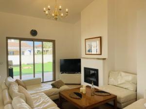 un soggiorno con divano e camino di Villa A70 by Alina365 a La Manga del Mar Menor