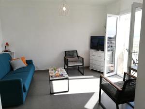 Televízia a/alebo spoločenská miestnosť v ubytovaní Superbe appartement avec vue sur mer et port, parking privé + 8 fotografií