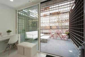 Habitación con balcón con mesa y sillas. en Terraza de Salamanca en Madrid