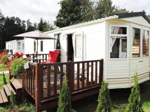 Ogród w obiekcie Mobile home in Kolczewo with a terrace