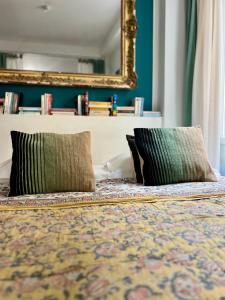 1 cama con 2 almohadas y espejo en Studio Olive, en La Ciotat 17 fotos más