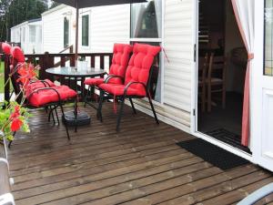 Balkon lub taras w obiekcie Mobile home in Kolczewo with a terrace