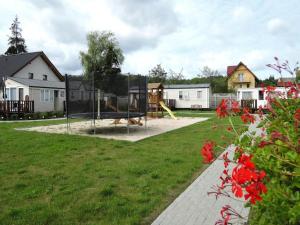 Ogród w obiekcie Mobile home in Kolczewo with a terrace