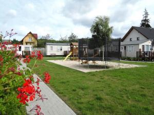 Ogród w obiekcie Mobile home in Kolczewo with a terrace