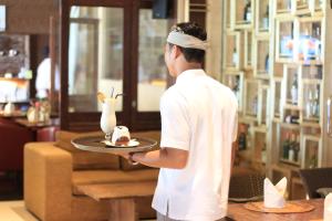 Členové personálu v ubytování Kupu Kupu Jimbaran Beach Hotel & Spa by L’Occitane + 37 fotografií