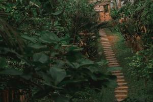 瓦尔卡拉Pachamama Home Stay的草地上带砖砌走道的花园