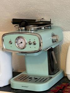 Ein blauer Toaster steht auf einem Tisch in der Unterkunft Studio Dorothée - Parking Privé in Précigné