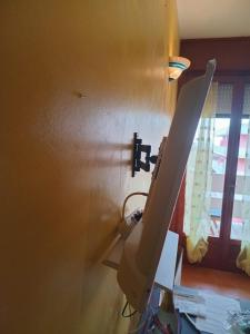 een computermonitor op een bureau naast een raam bij Bibione Landora Nummer 141 in Bibione