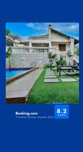 una imagen de una casa con piscina en EKO STAY- Villa BLANCO, en Lonavala