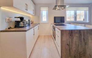 Η κουζίνα ή μικρή κουζίνα στο 1 Bedroom Awesome Home In Klövedal