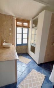 Kúpeľňa v ubytovaní Gîtes La Maison près de la fontaine et La Cabane du Pêcheur