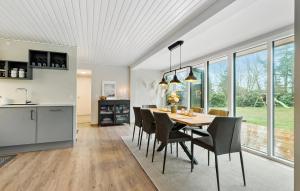 Bøtø Byにある4 Bedroom Stunning Home In Væggerløseのテーブルと椅子のあるキッチンとダイニングルーム