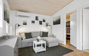 Bøtø Byにある4 Bedroom Stunning Home In Væggerløseのソファとテーブルのあるリビングルーム