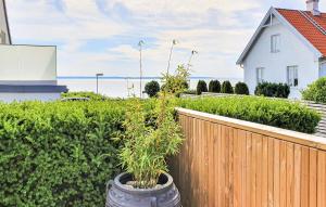 Un jardín fuera de Nice Apartment In Helsingborg With Wifi
