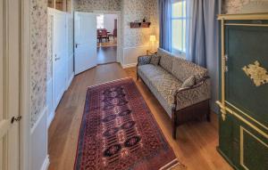 Åsedaにある3 Bedroom Lovely Apartment In Åsedaのソファとラグのあるリビングルーム