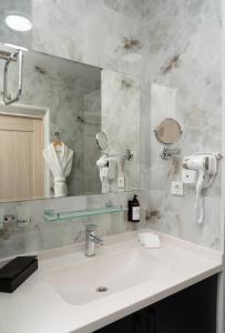 Bilik mandi di The Tower Hotel Tashkent by HotelPro Group