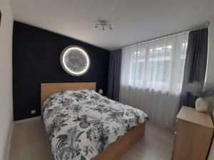 a bedroom with a bed with a black and white comforter at Apartament Superjednoska Spodek Centrum Nowoczesny Apartament Wifi in Katowice