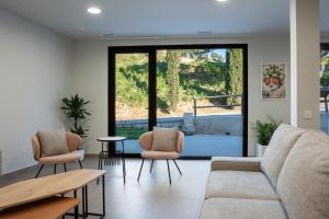 a living room with a couch and two chairs at Albergue Sancho El Fuerte in Tudela