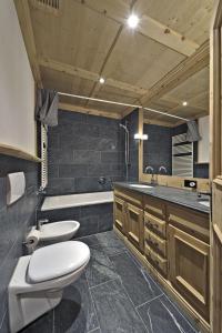 un bagno con un water, un lavandino e una vasca di Chesa Sur Puoz 15 - Samedan a Samedan