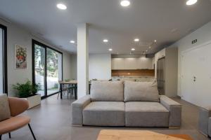 a living room with a couch and a kitchen at Albergue Sancho El Fuerte in Tudela +23 photos