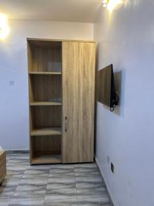 Chrispol hotel and suites電視和／或娛樂中心