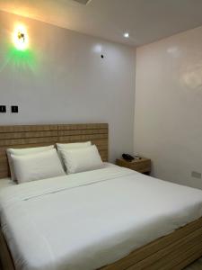 Foto de la galeria de Chrispol hotel and suites a Agege