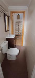 ein Badezimmer mit Toilette und Waschbecken in der Unterkunft Apartamento VILLASUR in Alcalá de los Gazules