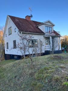 an old white house on top of a hill at Large family home Storfamiljsboende in Mariannelund