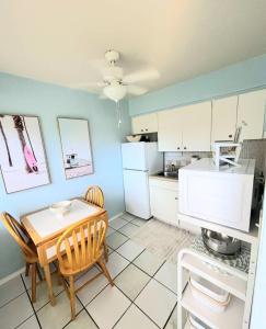 een keuken met een tafel en een eetkamer bij BEACH Zen Oasis-walk 2 beaches in Deerfield Beach