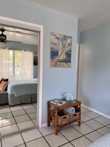 een slaapkamer met een bed, een tafel en een spiegel bij BEACH Zen Oasis-walk 2 beaches in Deerfield Beach +20 foto's