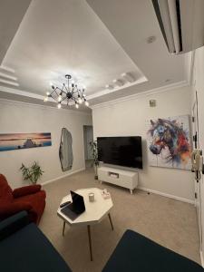Μια τηλεόραση ή/και κέντρο ψυχαγωγίας στο Razz House بيت راز