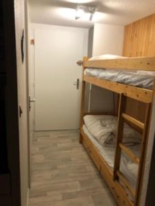 een kamer met 2 stapelbedden en een deur bij Charming duplex in La Toussuire